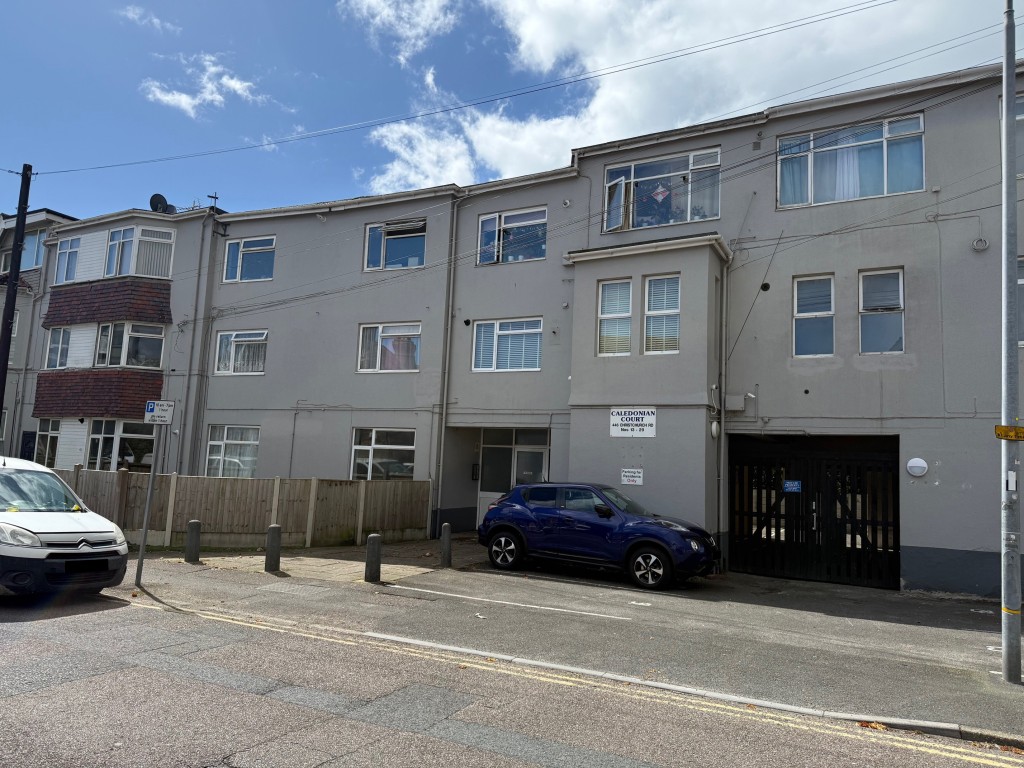 Lot: 145 - TOWN CENTRE FLAT WITH PARKING FOR IMPROVEMENT - View of the back of the block of flats